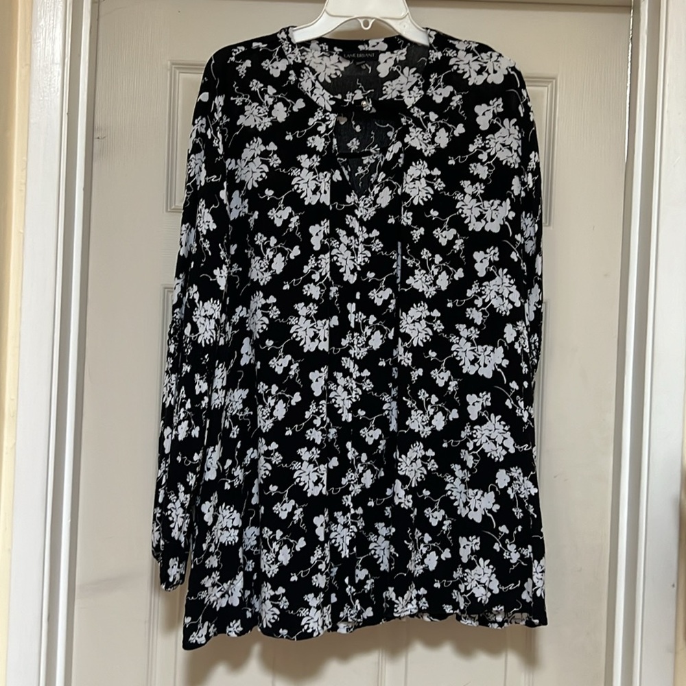 Black & White Top Lane Bryant Sz 18/20 Keyhole Front long Sleeve